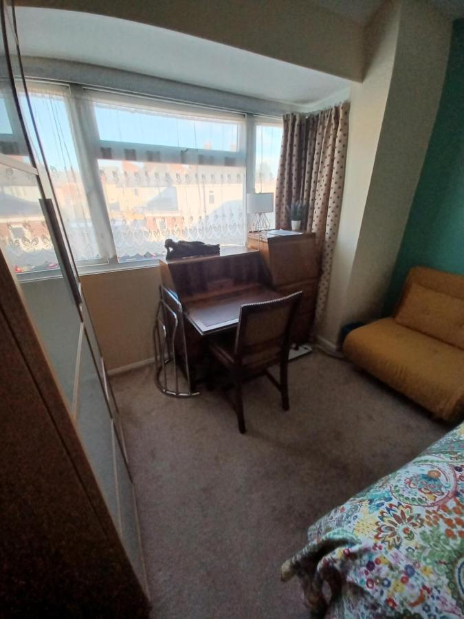 Stunning Homestay In Wolverhampton Bushbury Экстерьер фото